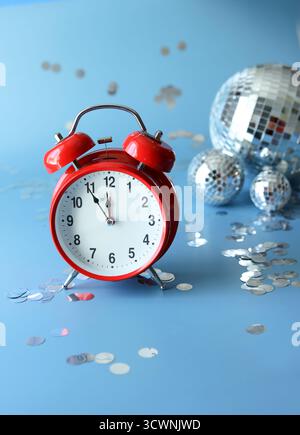Uhr zeigt fünf Minuten bis Mitternacht an Silvester an Stockfoto