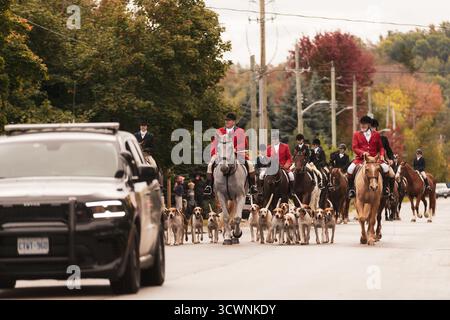 Mitglieder des Toronto and North York Hunt Clubs treffen sich zu ihrer jährlichen Thanksgiving Parade am 11. Oktober 2025 in Creemore, Ontario, Kanada. Stockfoto