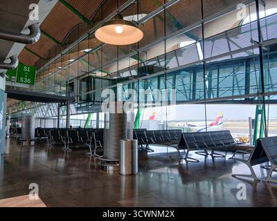 Ein Abflugbereich im Terminal 4S des Flughafens Adolfo Suárez Madrid-Barajas Stockfoto