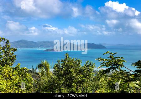 Insel Praslin von der Insel La Digue, Republik Seychellen, Afrika. Inseln Curieuse und Aride im Hintergrund, Seychellen. Stockfoto