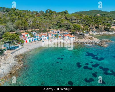 Blick aus der Vogelperspektive auf den Strand und die Bucht von Cala s'Alguer mit kristallklarem türkisfarbenem Wasser, Strandgänger und Boote, Palamós, Costa Brava, Katalonien, Spanien Stockfoto