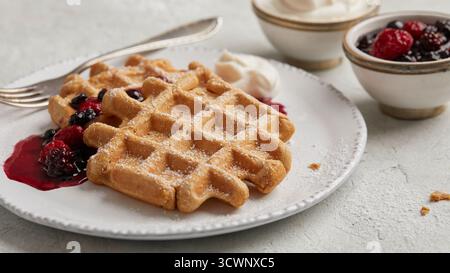 Waffeln mit Beerenkompott Stockfoto