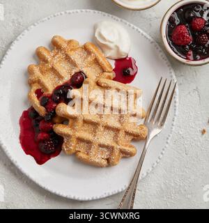 Waffeln mit Beerenkompott Stockfoto