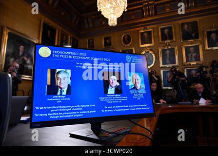 Stockholm, Schweden. Oktober 2025. Der Nobelpreis für Wirtschaft 2025 wird an Joel Mokyr, Northwestern University, Evanston, IL, USA, verliehen. Philippe Aghion, Collège de France und INSEAD, Paris, Frankreich, London School of Economics and Political Science, UK, und Peter Howitt, Brown University, Providence RI, USA. Der Sveriges Riksbank-Preis für Wirtschaftswissenschaften zum Gedenken an Alfred Nobel, der Nobelpreis für Wirtschaftswissenschaften 2025, wird während einer Pressekonferenz in der Königlich Schwedischen Akademie der Wissenschaften in Stockholm, Schweden, am Montag, den 13. Oktober 2025 verliehen. Quelle: TT News Agency/Alamy Live News Stockfoto