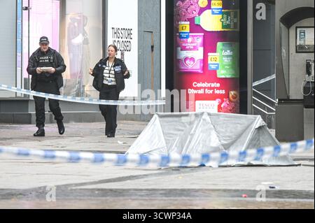 High Street, Birmingham 13. Oktober 2025 - Polizei und Forensik von West Midlands am Tatort eines schweren Messerstichs auf der High Street im Stadtzentrum von Birmingham, nachdem ein 17-jähriger Junge am Sonntagabend erstochen und schwer verletzt wurde. Cordons, die die gesamte High Street schließen, waren immer noch für den größten Teil des Montagmorgens da Forensik und Spezialsuchteams nach der Waffe suchten. Quelle: British News und Media/Alamy Live News Stockfoto