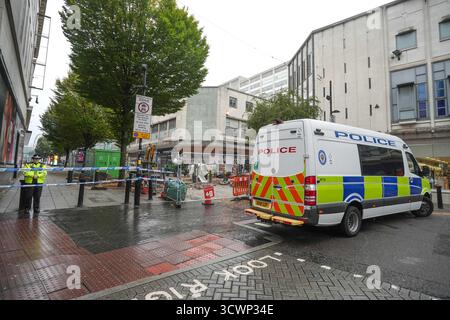 High Street, Birmingham 13. Oktober 2025 - Polizei und Forensik von West Midlands am Tatort eines schweren Messerstichs auf der High Street im Stadtzentrum von Birmingham, nachdem ein 17-jähriger Junge am Sonntagabend erstochen und schwer verletzt wurde. Cordons, die die gesamte High Street schließen, waren immer noch für den größten Teil des Montagmorgens da Forensik und Spezialsuchteams nach der Waffe suchten. Quelle: British News und Media/Alamy Live News Stockfoto