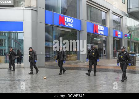 High Street, Birmingham 13. Oktober 2025 - Polizei und Forensik von West Midlands am Tatort eines schweren Messerstichs auf der High Street im Stadtzentrum von Birmingham, nachdem ein 17-jähriger Junge am Sonntagabend erstochen und schwer verletzt wurde. Cordons, die die gesamte High Street schließen, waren immer noch für den größten Teil des Montagmorgens da Forensik und Spezialsuchteams nach der Waffe suchten. Quelle: British News und Media/Alamy Live News Stockfoto
