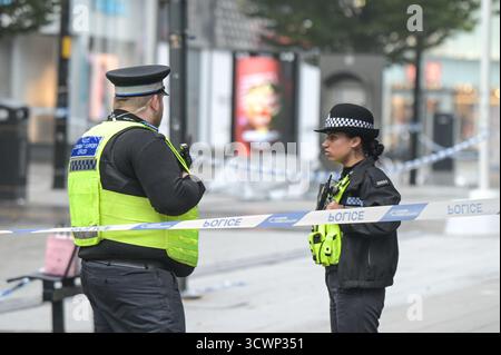 High Street, Birmingham 13. Oktober 2025 - Polizei und Forensik von West Midlands am Tatort eines schweren Messerstichs auf der High Street im Stadtzentrum von Birmingham, nachdem ein 17-jähriger Junge am Sonntagabend erstochen und schwer verletzt wurde. Cordons, die die gesamte High Street schließen, waren immer noch für den größten Teil des Montagmorgens da Forensik und Spezialsuchteams nach der Waffe suchten. Quelle: British News und Media/Alamy Live News Stockfoto