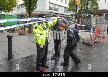 High Street, Birmingham 13. Oktober 2025 - Polizei und Forensik von West Midlands am Tatort eines schweren Messerstichs auf der High Street im Stadtzentrum von Birmingham, nachdem ein 17-jähriger Junge am Sonntagabend erstochen und schwer verletzt wurde. Cordons, die die gesamte High Street schließen, waren immer noch für den größten Teil des Montagmorgens da Forensik und Spezialsuchteams nach der Waffe suchten. Quelle: British News und Media/Alamy Live News Stockfoto