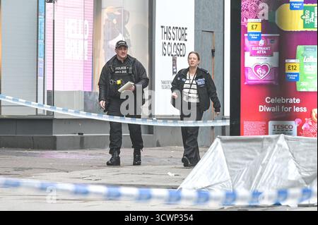 High Street, Birmingham 13. Oktober 2025 - Polizei und Forensik von West Midlands am Tatort eines schweren Messerstichs auf der High Street im Stadtzentrum von Birmingham, nachdem ein 17-jähriger Junge am Sonntagabend erstochen und schwer verletzt wurde. Cordons, die die gesamte High Street schließen, waren immer noch für den größten Teil des Montagmorgens da Forensik und Spezialsuchteams nach der Waffe suchten. Quelle: British News und Media/Alamy Live News Stockfoto