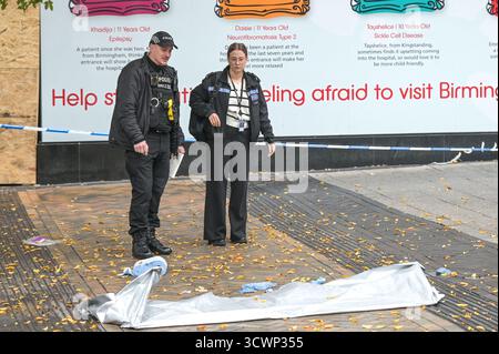 High Street, Birmingham 13. Oktober 2025 - Polizei und Forensik von West Midlands am Tatort eines schweren Messerstichs auf der High Street im Stadtzentrum von Birmingham, nachdem ein 17-jähriger Junge am Sonntagabend erstochen und schwer verletzt wurde. Cordons, die die gesamte High Street schließen, waren immer noch für den größten Teil des Montagmorgens da Forensik und Spezialsuchteams nach der Waffe suchten. Quelle: British News und Media/Alamy Live News Stockfoto