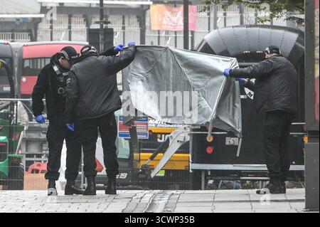 High Street, Birmingham 13. Oktober 2025 - Polizei und Forensik von West Midlands am Tatort eines schweren Messerstichs auf der High Street im Stadtzentrum von Birmingham, nachdem ein 17-jähriger Junge am Sonntagabend erstochen und schwer verletzt wurde. Cordons, die die gesamte High Street schließen, waren immer noch für den größten Teil des Montagmorgens da Forensik und Spezialsuchteams nach der Waffe suchten. Quelle: British News und Media/Alamy Live News Stockfoto