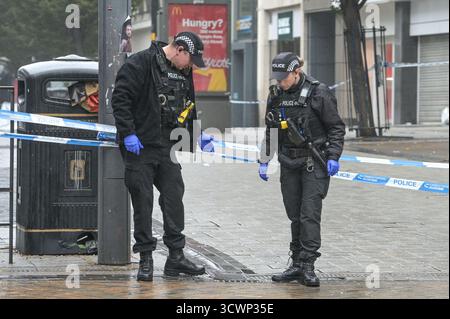 High Street, Birmingham 13. Oktober 2025 - Polizei und Forensik von West Midlands am Tatort eines schweren Messerstichs auf der High Street im Stadtzentrum von Birmingham, nachdem ein 17-jähriger Junge am Sonntagabend erstochen und schwer verletzt wurde. Cordons, die die gesamte High Street schließen, waren immer noch für den größten Teil des Montagmorgens da Forensik und Spezialsuchteams nach der Waffe suchten. Quelle: British News und Media/Alamy Live News Stockfoto