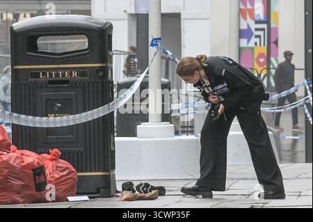 High Street, Birmingham 13. Oktober 2025 - Polizei und Forensik von West Midlands am Tatort eines schweren Messerstichs auf der High Street im Stadtzentrum von Birmingham, nachdem ein 17-jähriger Junge am Sonntagabend erstochen und schwer verletzt wurde. Cordons, die die gesamte High Street schließen, waren immer noch für den größten Teil des Montagmorgens da Forensik und Spezialsuchteams nach der Waffe suchten. Quelle: British News und Media/Alamy Live News Stockfoto
