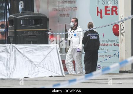 High Street, Birmingham 13. Oktober 2025 - Polizei und Forensik von West Midlands am Tatort eines schweren Messerstichs auf der High Street im Stadtzentrum von Birmingham, nachdem ein 17-jähriger Junge am Sonntagabend erstochen und schwer verletzt wurde. Cordons, die die gesamte High Street schließen, waren immer noch für den größten Teil des Montagmorgens da Forensik und Spezialsuchteams nach der Waffe suchten. Quelle: British News und Media/Alamy Live News Stockfoto