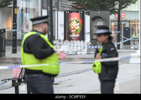 High Street, Birmingham 13. Oktober 2025 - Polizei und Forensik von West Midlands am Tatort eines schweren Messerstichs auf der High Street im Stadtzentrum von Birmingham, nachdem ein 17-jähriger Junge am Sonntagabend erstochen und schwer verletzt wurde. Cordons, die die gesamte High Street schließen, waren immer noch für den größten Teil des Montagmorgens da Forensik und Spezialsuchteams nach der Waffe suchten. Quelle: British News und Media/Alamy Live News Stockfoto