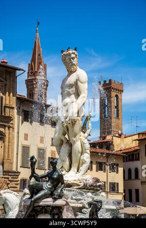Meisterwerk der Renaissance von Bartolomeo Ammannati auf der Piazza della Signoria in Florenz. Neptun steht auf einem Wagen, umgeben von mythologischen Figuren Stockfoto