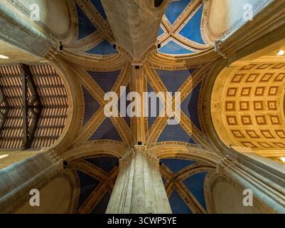 Die gewölbte Decke des Duomo von Orvieto betäubt mit bemalten Rippen und himmlischen Motiven. Ein Meisterwerk der gotischen Architektur, das Kirchenschiff schwingt mit heiligem Stockfoto