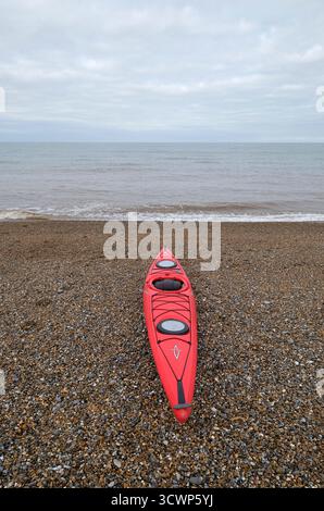 Rotes Kajak am Strand von cley-next-the-Sea, Nord-norfolk, england Stockfoto