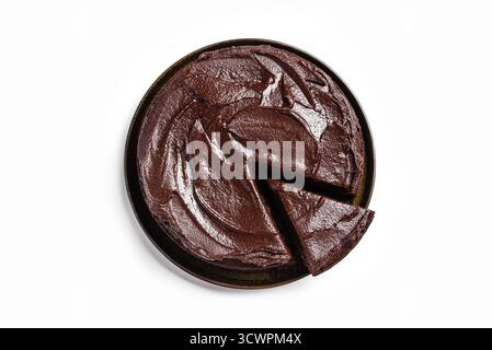 Schokoladen-Brownie-Kuchen mit reichhaltigem Schokoladenbelag isoliert auf weißem Hintergrund, Draufsicht. Doppelter Schokoladenkuchen. Stockfoto