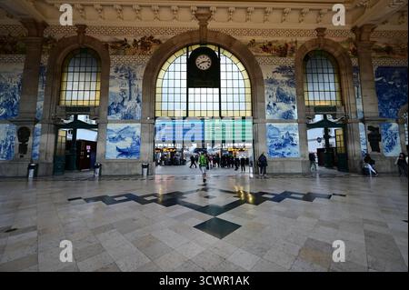 Das einladende Foyer des Bahnhofs Sao Bento in Porto, Portugal. Stockfoto