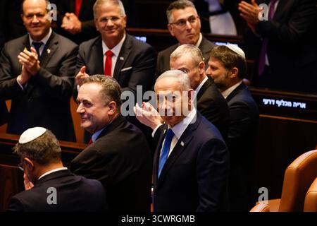 Jerusalem, Israel. Oktober 2025. Der israelische Premierminister Benjamin Netanjahu reagiert, als er am Montag, den 13. Oktober 2025 in Jerusalem zu einer Rede von US-Präsident Donald Trump vor dem israelischen parlament, der Knesset, eintrifft. Die Hamas übergab die 20 überlebenden israelischen Geiseln am 13. Oktober im Rahmen eines Waffenstillstandsabkommens, als sich der US-Präsident und andere führende Politiker der Welt auf einen Gipfel über Gaza vorbereiteten. Die Freigaben sind Teil einer Waffenstillstandsvereinbarung. Foto: Jalaa Marey/UPI Credit: UPI/Alamy Live News Stockfoto