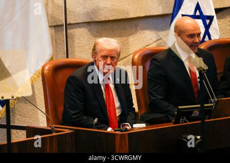 Jerusalem, Israel. Oktober 2025. US-Präsident Donald Trump nimmt am Montag, den 13. Oktober 2025, im israelischen parlament, der Knesset, in Jerusalem Teil. Die Hamas übergab die 20 überlebenden israelischen Geiseln am 13. Oktober im Rahmen eines Waffenstillstandsabkommens, als sich der US-Präsident und andere führende Politiker der Welt auf einen Gipfel über Gaza vorbereiteten. Die Freigaben sind Teil einer Waffenstillstandsvereinbarung. Foto: Jalaa Marey/UPI Credit: UPI/Alamy Live News Stockfoto