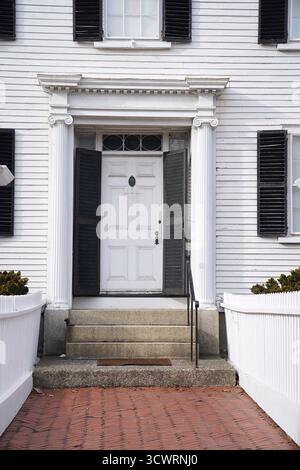 Salem, MA, USA – 11. Februar 2025: Eine detaillierte Nahaufnahme des vorderen Eingangs des Ropes Mansion zeigt komplexe architektonische Details im georgianischen Stil Stockfoto