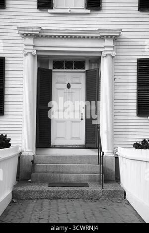 Salem, MA, USA – 11. Februar 2025: Eine detaillierte Nahaufnahme des Vordereingangs des Ropes Mansion in Schwarz-weiß Stockfoto