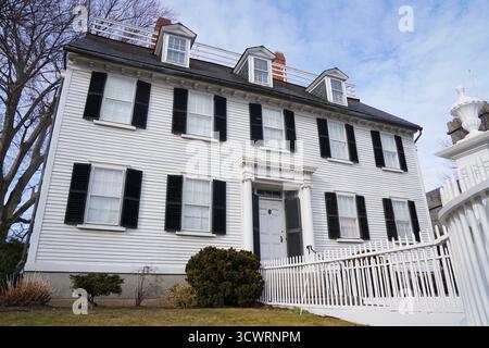 Salem, MA – 11. Februar 2025: Das historische Ropes Mansion, ein Haus im georgianischen Stil aus dem 18. Jahrhundert, ist in einem weiten Außenbereich zu sehen Stockfoto