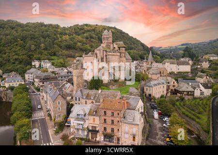 Aus der Vogelperspektive auf das historische Dorf Estaing und Château d'Estaing am Fluss Lot, Aveyron, Occitanie, Frankreich Stockfoto