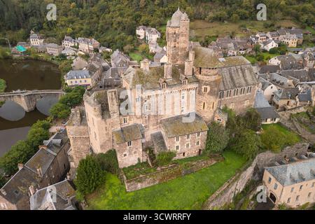 Aus der Vogelperspektive auf das historische Dorf Estaing und Château d'Estaing am Fluss Lot, Aveyron, Occitanie, Frankreich Stockfoto