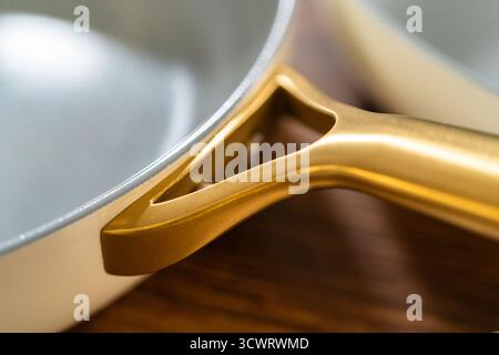 Nahaufnahme von Kochgeschirr mit goldenem Griff Stockfoto