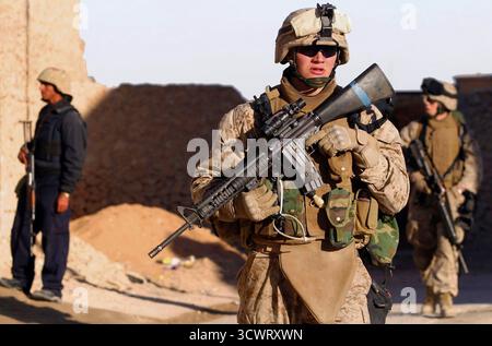 HAQLANIYAH, IRAK - 20. Dezember 2006 - US-Marines mit 2. Bataillon, 3. Marine-Regiment, Regimentskampfteam 7, I Marine Expeditionary Force (Forward) und einem irakischen Polizisten patrouillieren in Haqlaniyah, Irak - Foto: Geopix/USMC/Brian M Henner Stockfoto