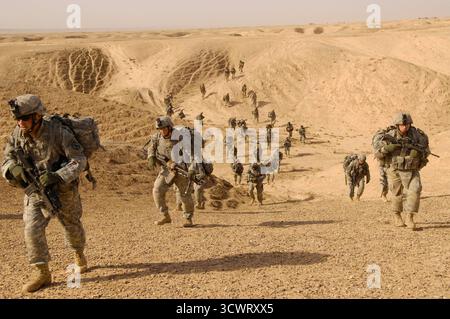 IN DER NÄHE VON KIRKUK, IRAK - 19. November 2007 - Soldaten der US-Armee der Charlie Company, des 2. Bataillons, des 22. Infanterieregiments, des 1. Brigade Combat Teams, der 10. Gebirgsdivision und der irakischen Armeesoldaten kommen per Luftangriff an, um Dörfer durch 10 Meilen Gelände zu durchsuchen, das für Fahrzeuge entlang des Zaghytun Chay River etwa 50 Meilen südöstlich von Kirkuk, Irak verboten ist - Foto: Geopix/USAF/Samuel Bendet Stockfoto