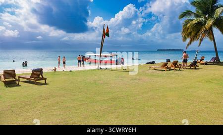 San Blas, Panama - 22. Januar 2025: Touristen besuchen die wunderschöne einsame Insel San Blas im tropischen Meer, ein Wahrzeichen Reiseziel in Zentral-Amer Stockfoto