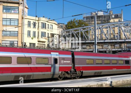 Paris, Frankreich - 09.29.2025: Eurostar-Zug am Gare du Nord oder Nordbahnhof in Paris. Das Eisenbahnsystem der Hochgeschwindigkeitszüge in Frankreich Stockfoto