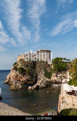 Dubrovnik, Kroatien - 17. September 2025: Besucher bewundern die wunderschöne Küste und die historischen Gebäude entlang des Meeres in Dubrovnik. Stockfoto