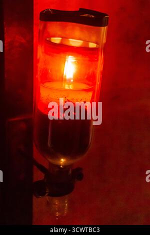 Rote Glaslaterne Mit Kerzenlicht In Warmem Dunkel Und Gemütlichem Ambiente Am Abend Stockfoto