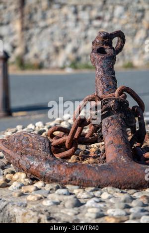 Abstrakt von rostigen oder korrodierten großen Schiffen ankern antike Schiffe ankern als dekoratives Merkmal an einer Küstenstraße in Ventnor. Stockfoto