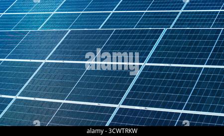 Geometrische Nahaufnahme aus der Luft mit blauen Sonnenkollektoren-Texturen und Symmetrie Stockfoto