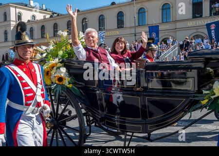 München, 190. Münchner Oktoberfest, Trachten -und Schuetzenzug, Festkutsche mit ob Dieter Reiter und Ehefrau Petra. *** München, 190 Münchner Oktoberfest, Trachten und Kostümparade, Festwagen mit Bürgermeister Dieter Reiter und seiner Frau Petra Stockfoto