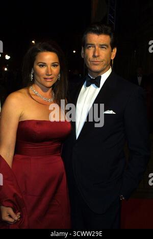Pierce Brosnan und Ehefrau Keely Shaye Smith bei der Uraufführung des neuen James-Bond-Films die Another Day, Royal Albert Hall, London, 18. November 2002 Stockfoto