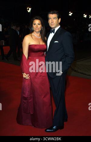Pierce Brosnan und Ehefrau Keely Shaye Smith bei der Uraufführung des neuen James-Bond-Films die Another Day, Royal Albert Hall, London, 18. November 2002 Stockfoto