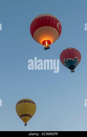 Drei Heißluftballons fliegen gegen den blauen Himmel in Pamukkale, Türkiye Stockfoto