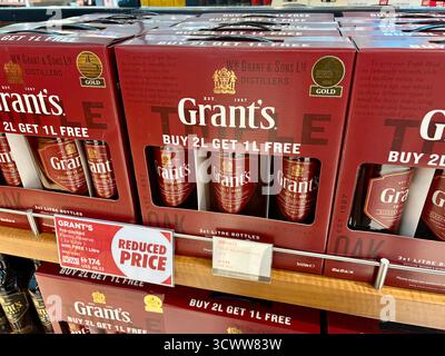Grants Blended Scotch Whisky 2 Liter kaufen und 1 Liter gratis erhalten, Duty-Free-Shop am internationalen Flughafen Dubai im Terminal 3 Stockfoto