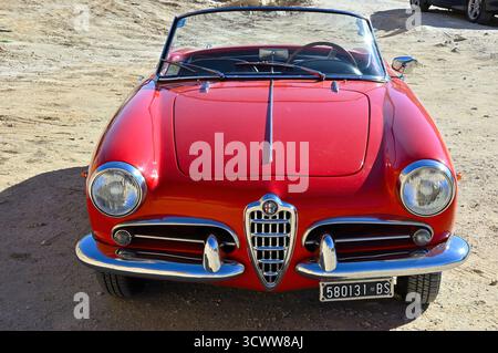 Tozeur, Tunesien - 29. September 2004: Rote Alfa Romeo Giulietta Spider 750D in der Wüste Sahara, Tunesien Stockfoto