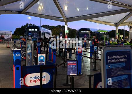 London, Vereinigtes Königreich, 6. Oktober 2025. National Express Shuttlebus Warteschlangen vor dem Flughafen Stansted. Stockfoto