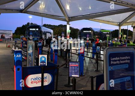 London, Vereinigtes Königreich, 6. Oktober 2025. National Express Shuttlebus Warteschlangen vor dem Flughafen Stansted. Stockfoto