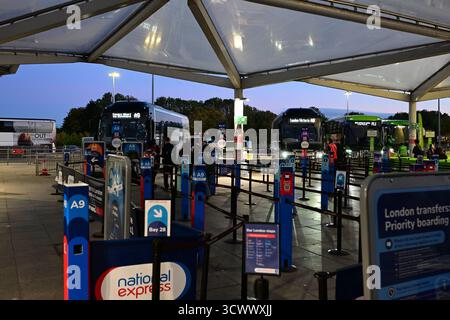 London, Vereinigtes Königreich, 6. Oktober 2025. National Express Shuttlebus Warteschlangen vor dem Flughafen Stansted. Stockfoto